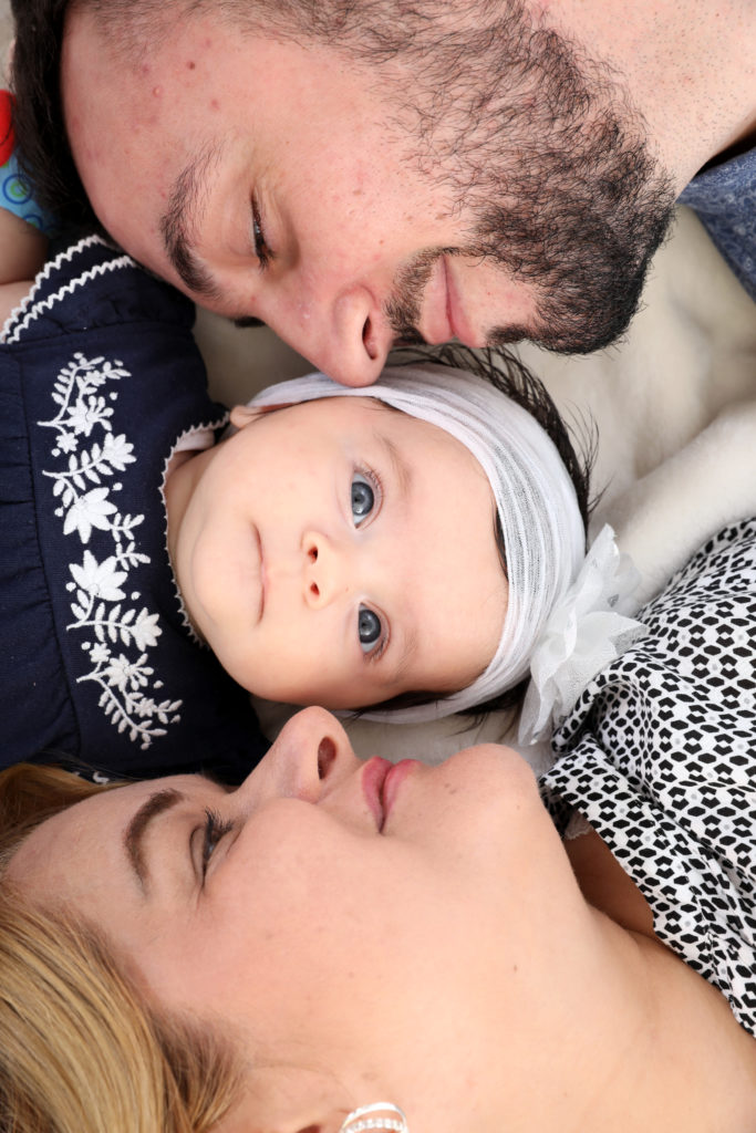 Echte Hingucker: Babyfotografie in Wien. Winzige einmonatige Baby-Mädchen in Rosa für Familienporträts