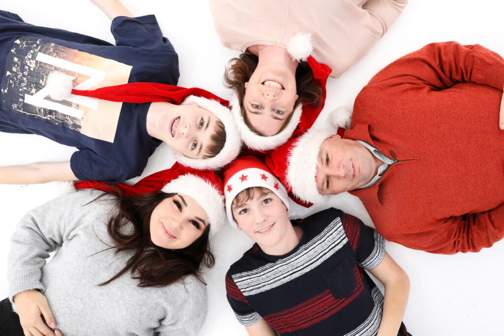 Weihnachtliches Familienshooting Wien: Die schönsten Weihnachtsfotos für deine Familie!
Weihnachten ist die Zeit des Jahres, in der wir uns mit unseren Liebsten umgeben, die festliche Stimmung genießen und Erinnerungen schaffen, die ein Leben lang halten. Ein weihnachtliches Familienshooting in Wien ist eine fantastische Möglichkeit, die Magie der Feiertage festzuhalten