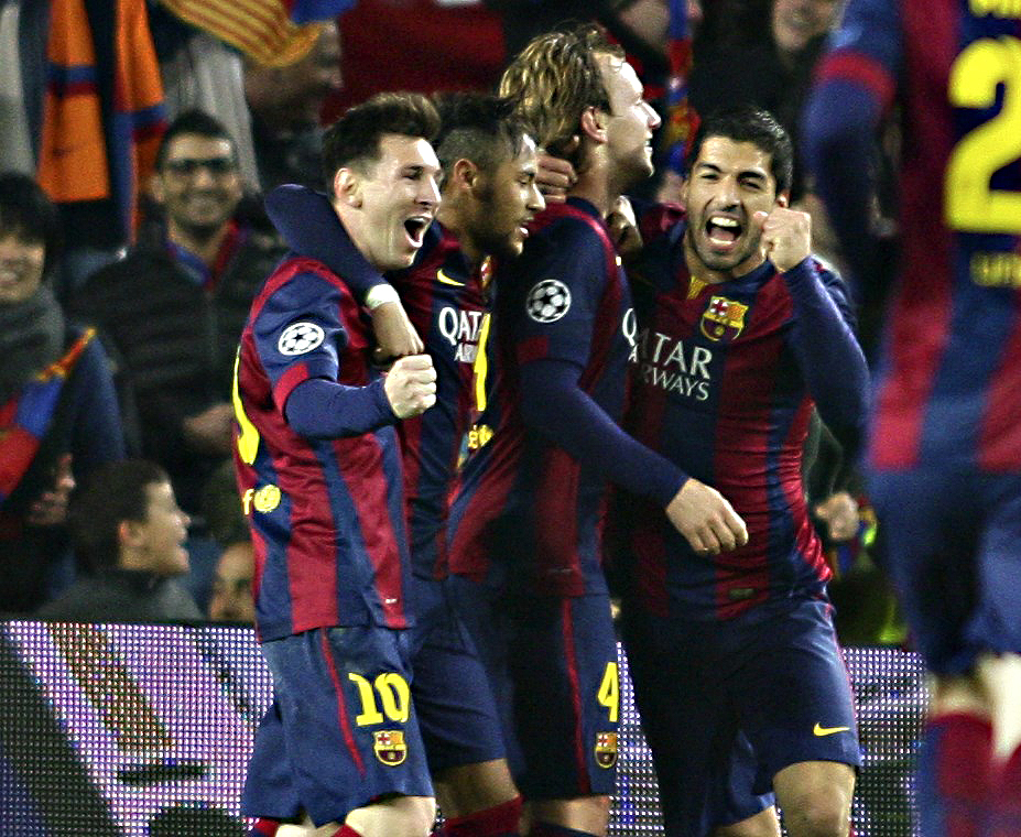 Fußballspieler des FC Barcelona feiern ein Tor