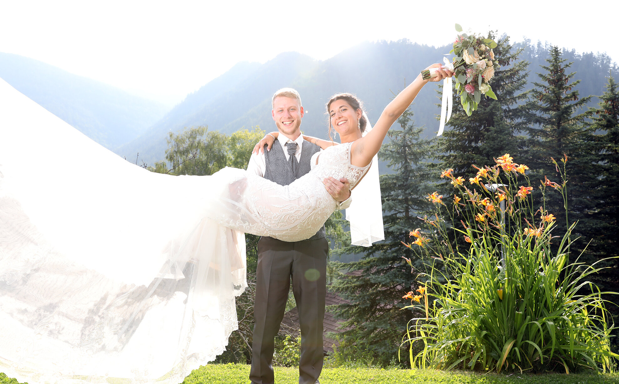 Ein Brautpaar lächelt glücklich an ihrem Hochzeitstag mit grüner Natur im Hintergrund